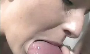 Un geôlier blond essaie un prisonnier asiatique (japonais) film porno hd francais