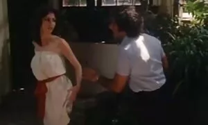 Une brune au cul huilé se fait prendre en sandwich par de grosses xxx hd gratuit bites