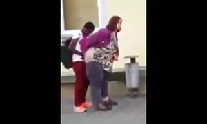 pied porno haute définition reniflant trio